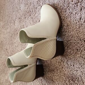 Loft Outlet Ankle Booties 7M Cream Color